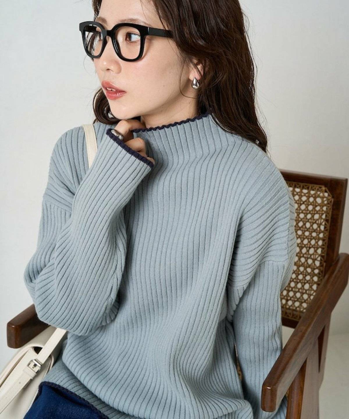 ニットを着た女性