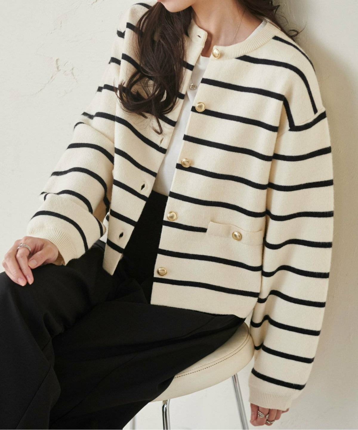 カーディガンを羽織った女性