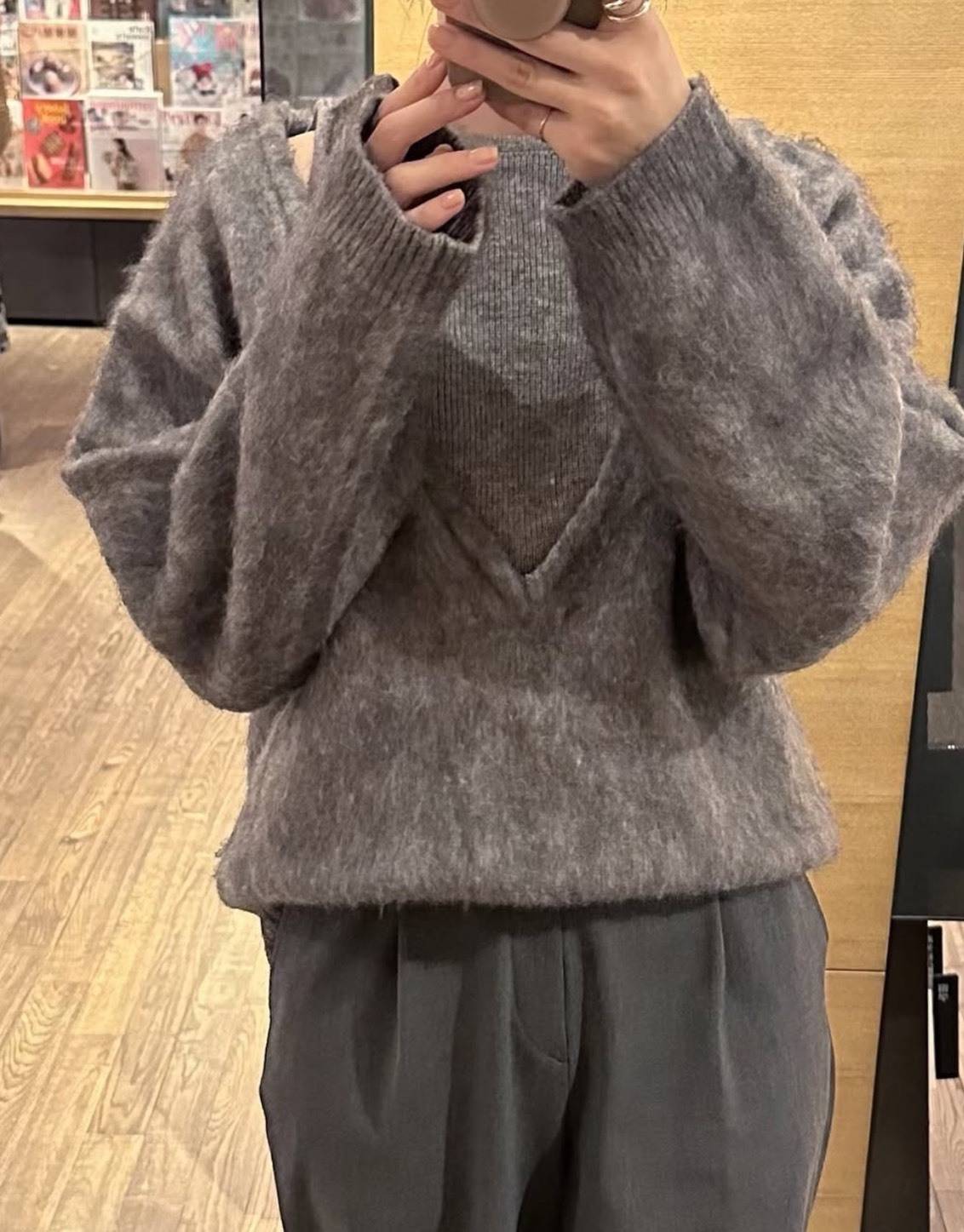 「LIAN(リアン)」のアンサンブル風Vネックニット