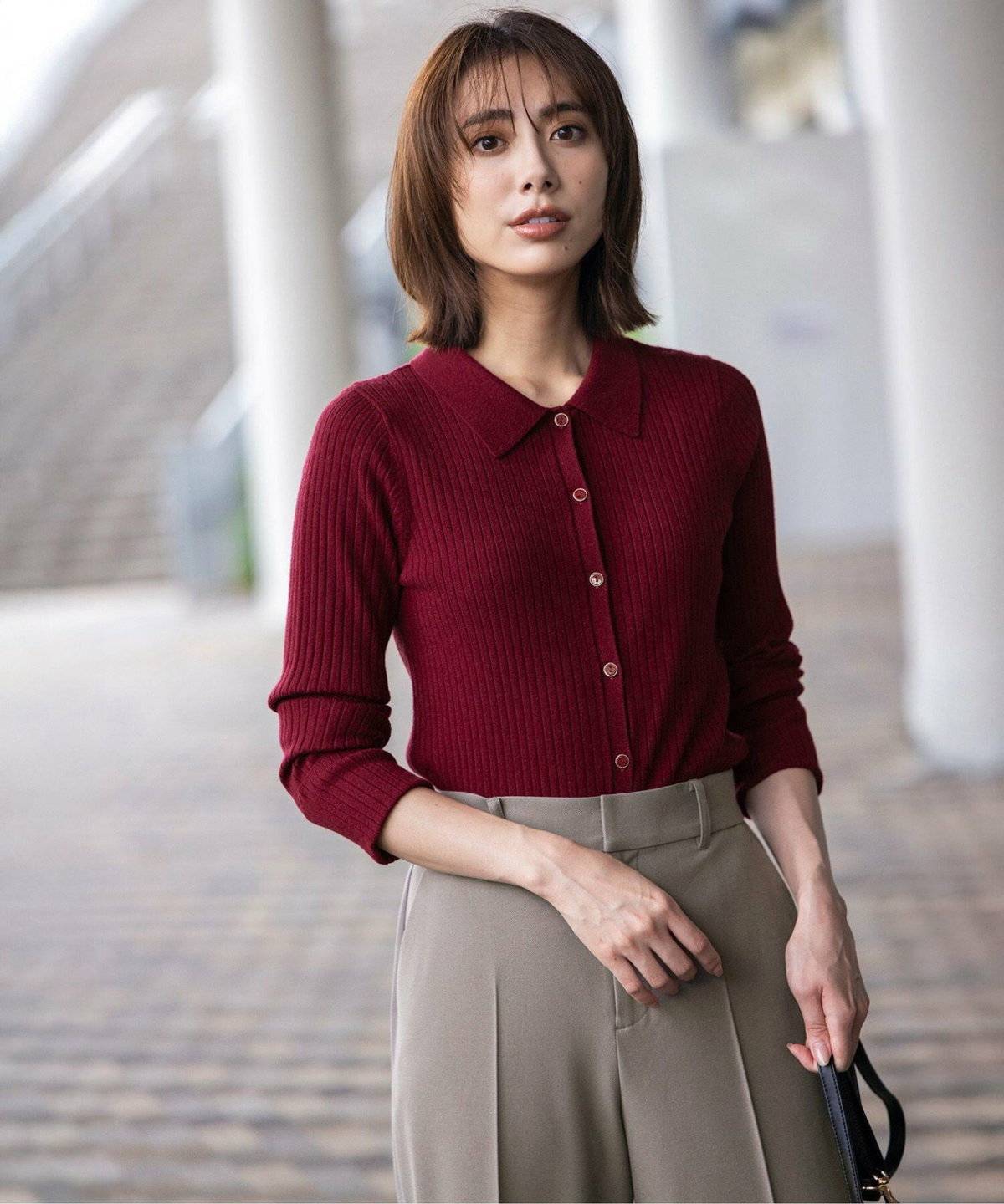 パンツコーデの女性