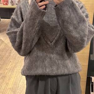 重ね着いらずでキマる♪今季のマストバイ【LIAN】アンサンブル風Vネックニット