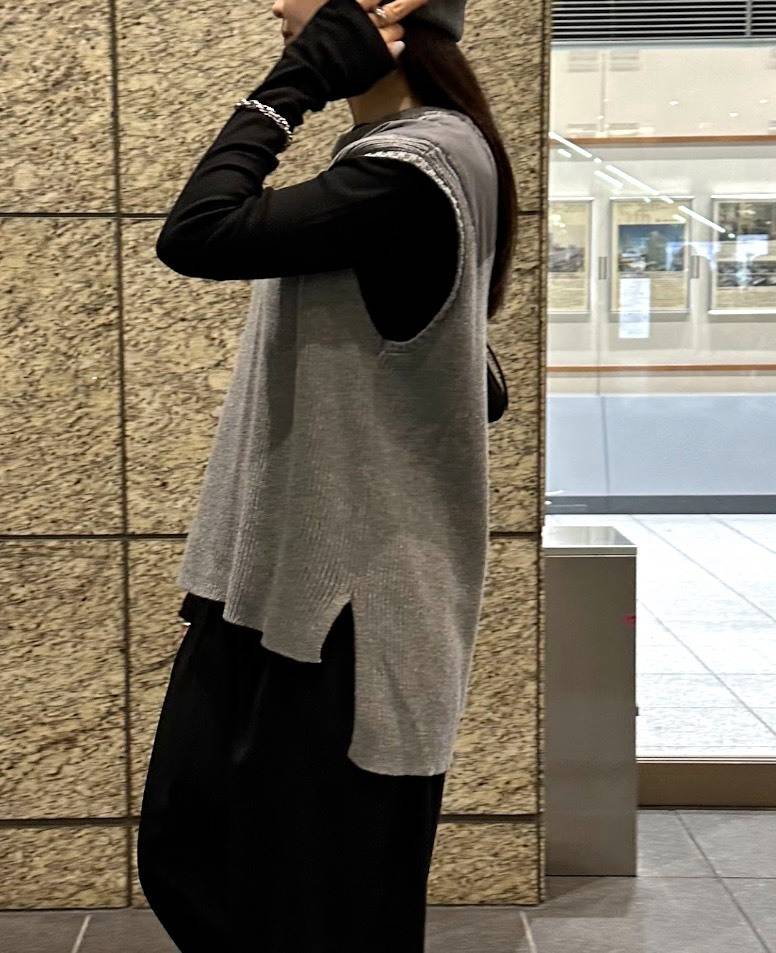 グレーのニットベストコーデ