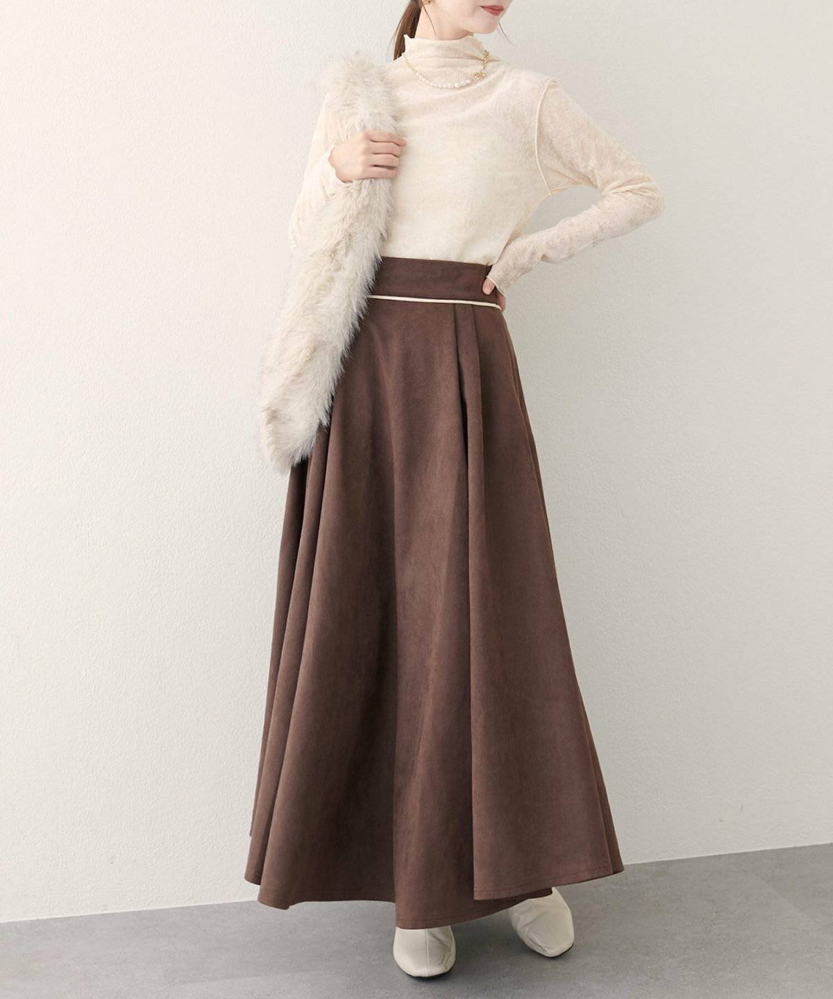 スカートコーデの女性