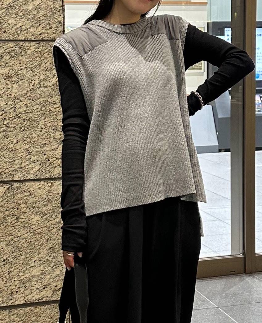 グレーのニットベストコーデ