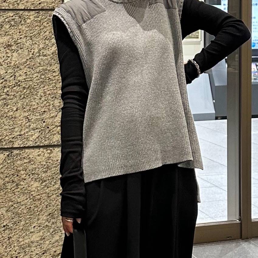 グレーのニットベスト
