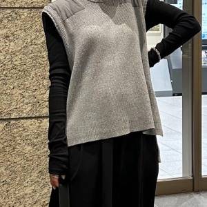 重ねるだけで今っぽく！秋コーデの必須アイテム「グレーニットベスト」
