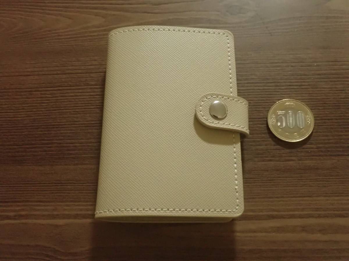 ダイソーのカードホルダー(ベージュ、20ポケット)
