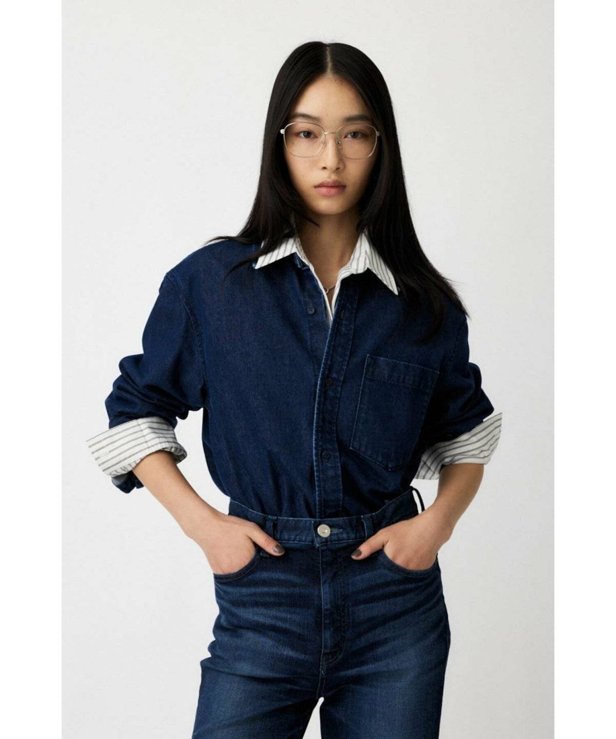 デニムコーデの女性