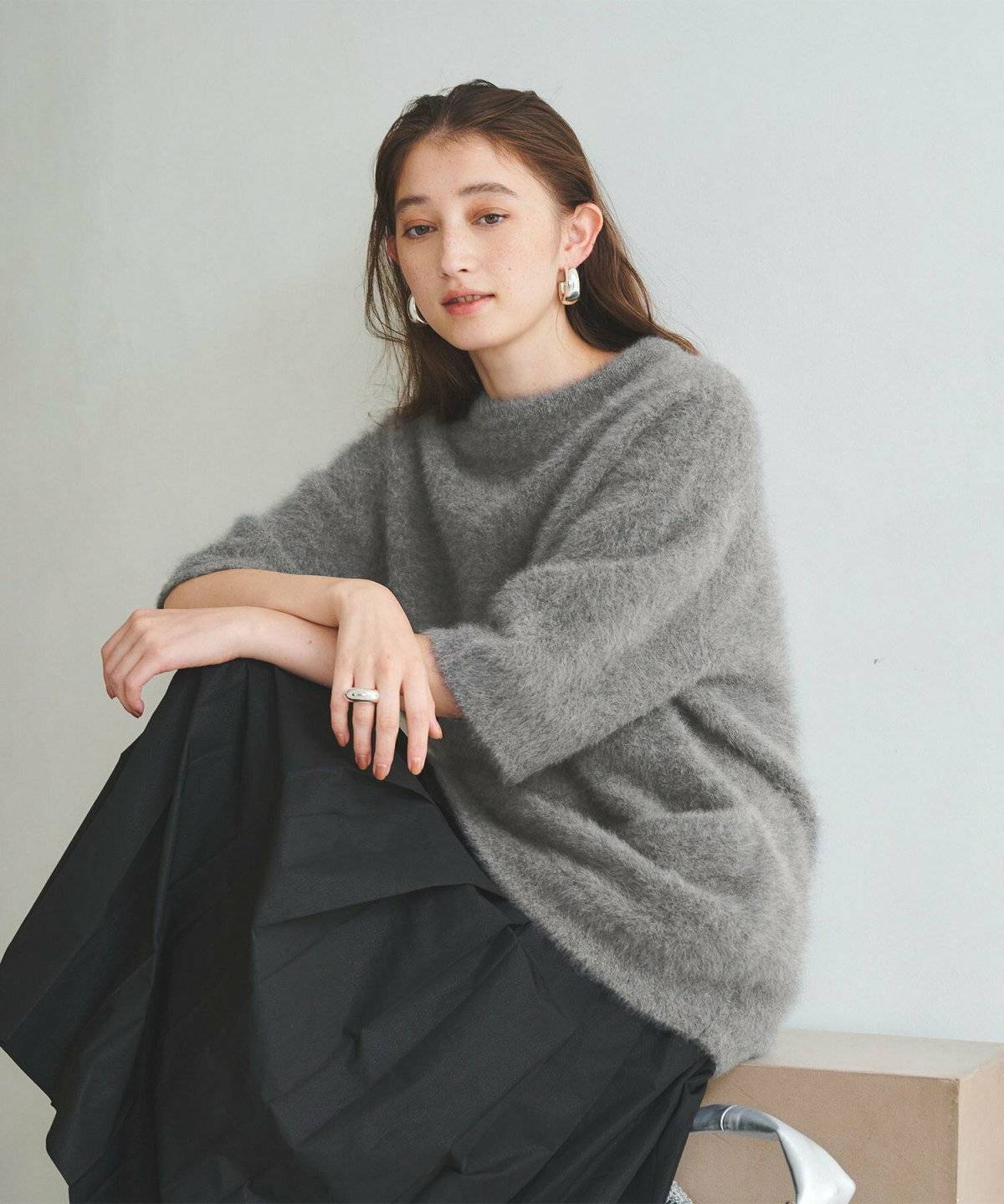 ニット×スカートコーデの女性