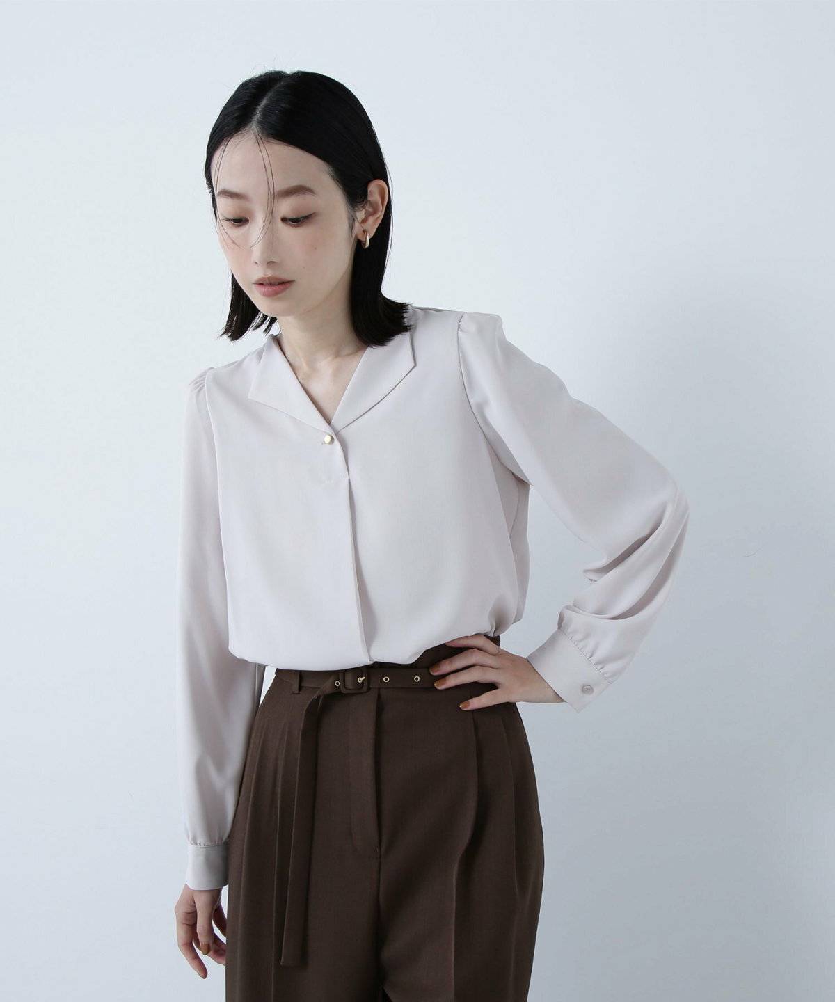 ブラウス×パンツコーデの女性