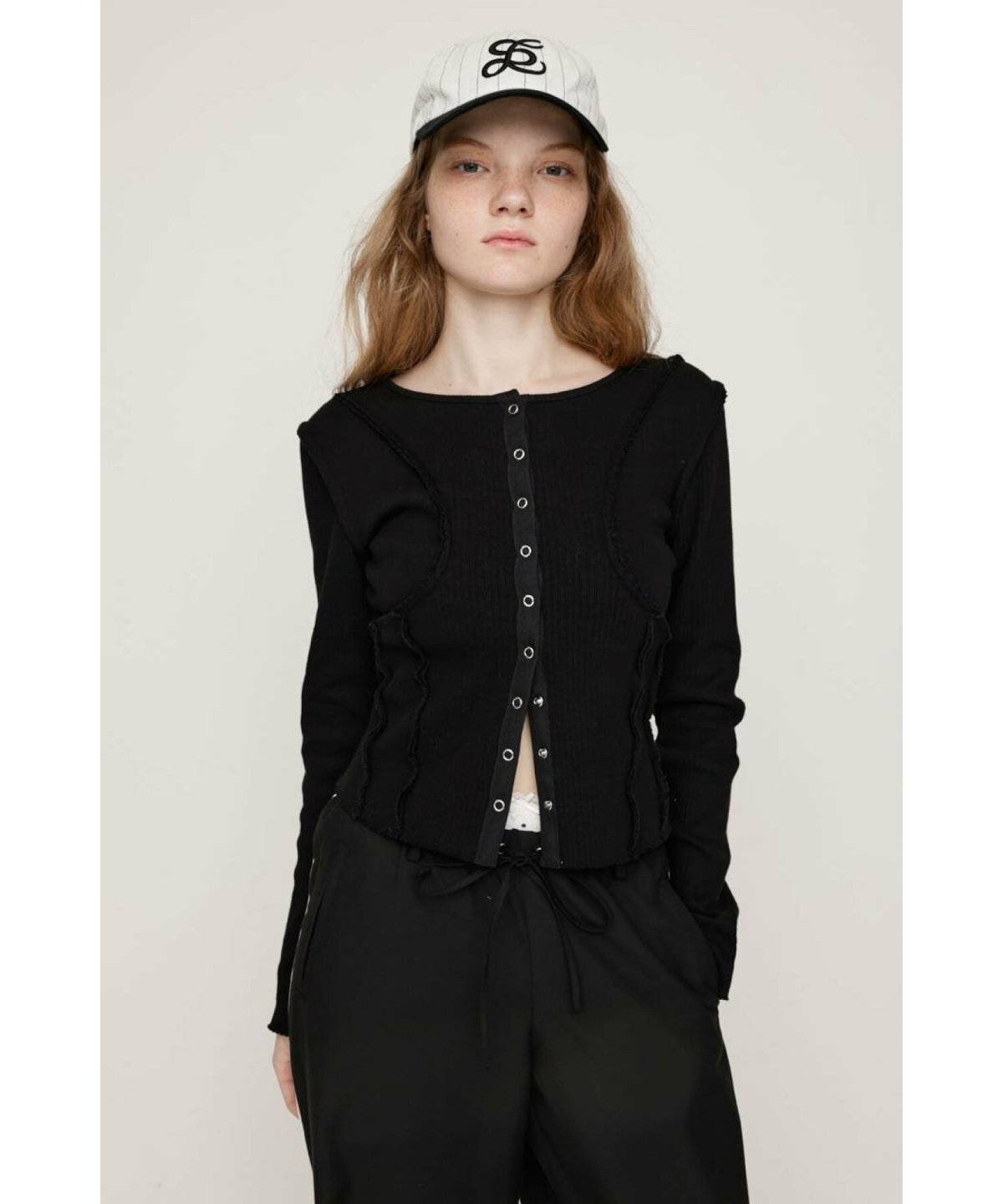 ニット×パンツコーデの女性