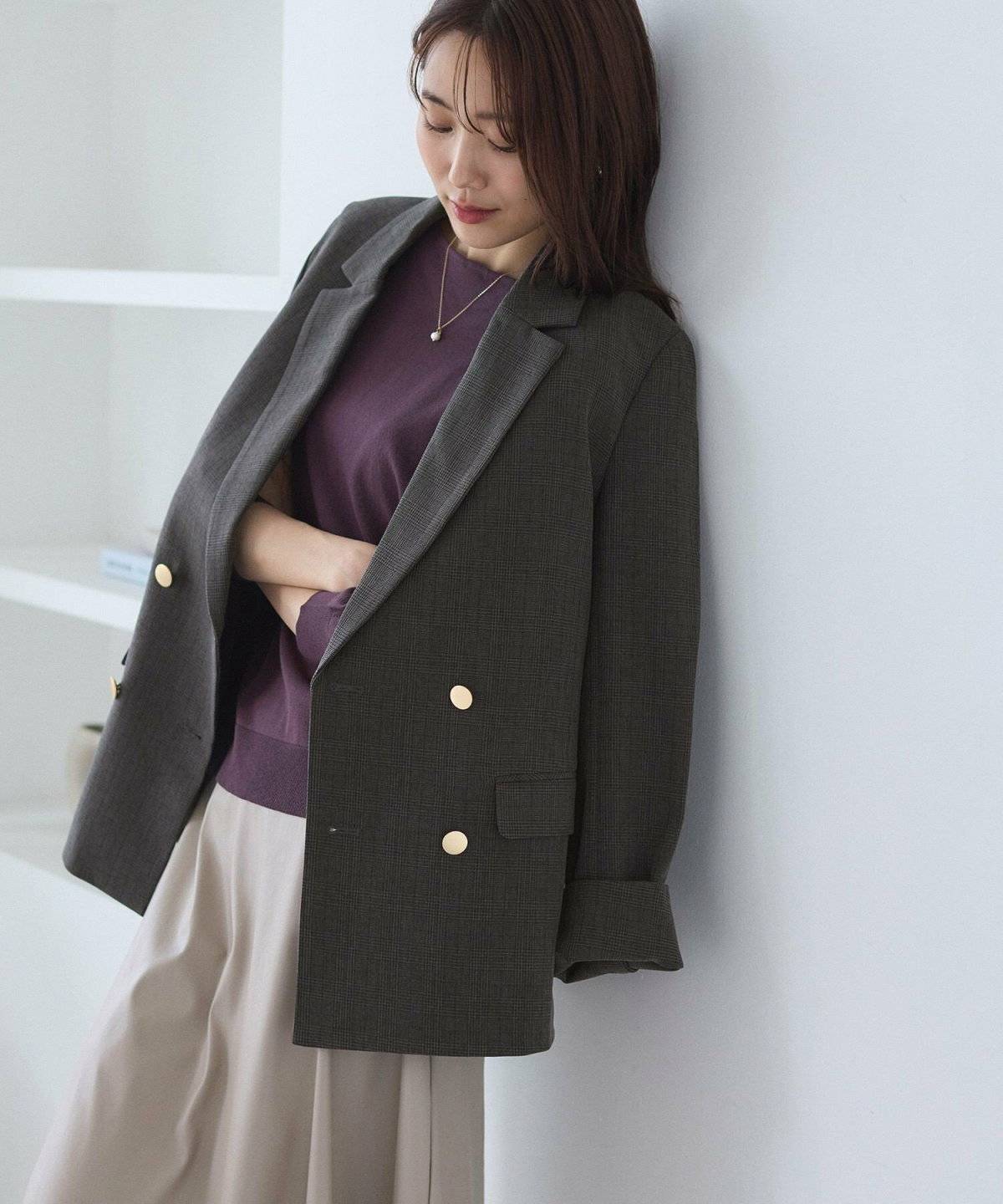 ジャケットコーデの女性