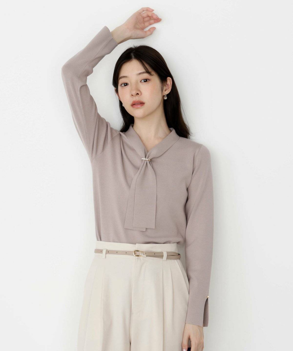 ブラウス×パンツコーデの女性