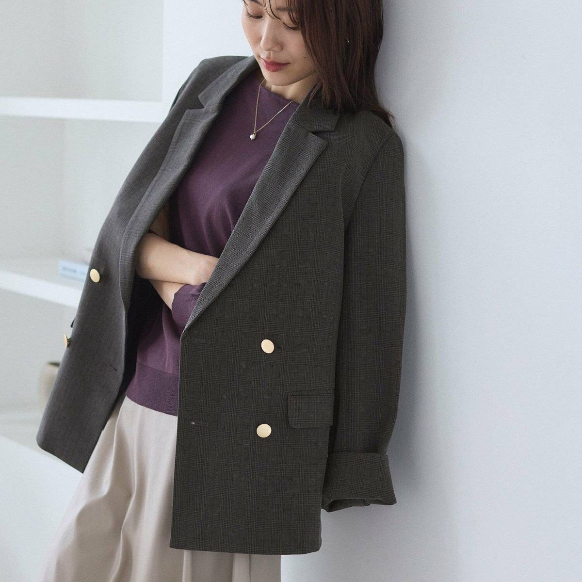 ジャケットコーデの女性