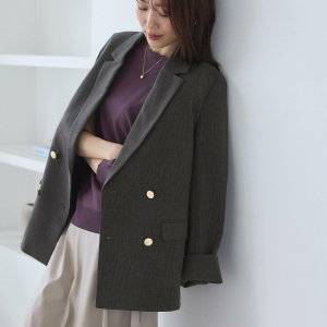  ジャケットコーデの女性 