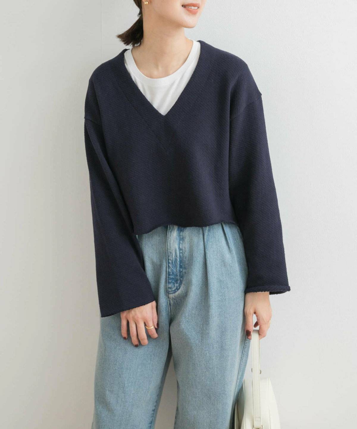 ニット×シャツコーデの女性