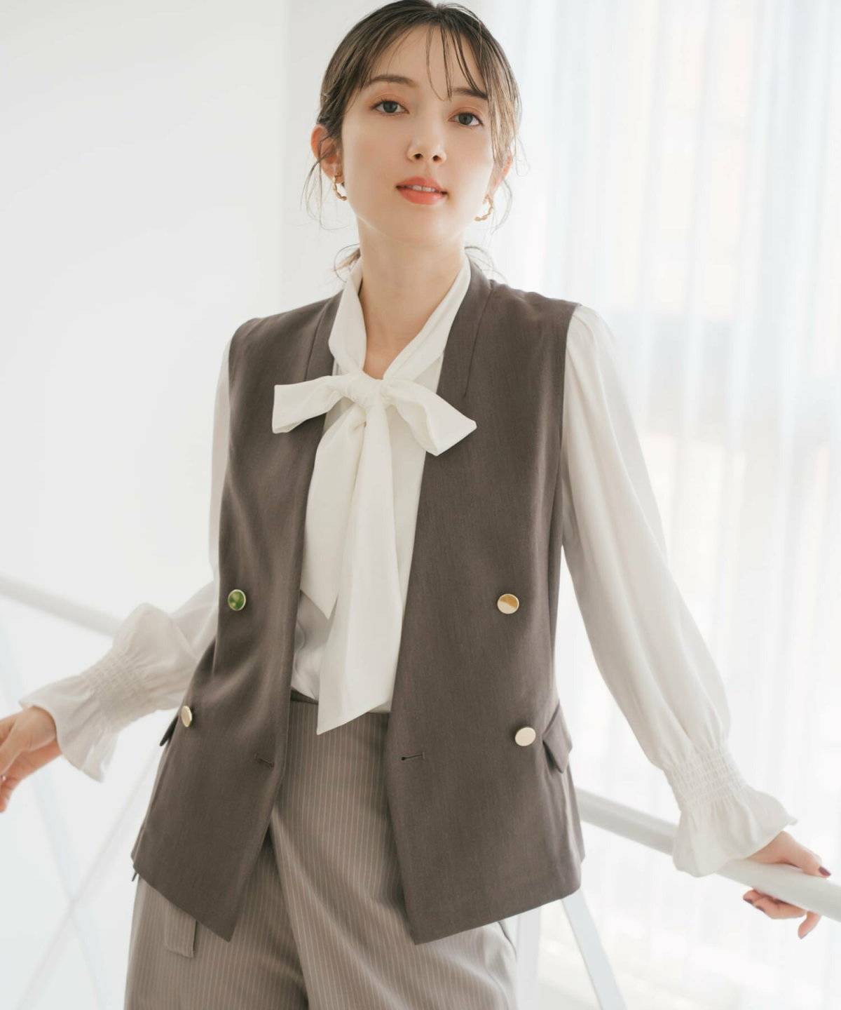 ブラウス×パンツコーデの女性