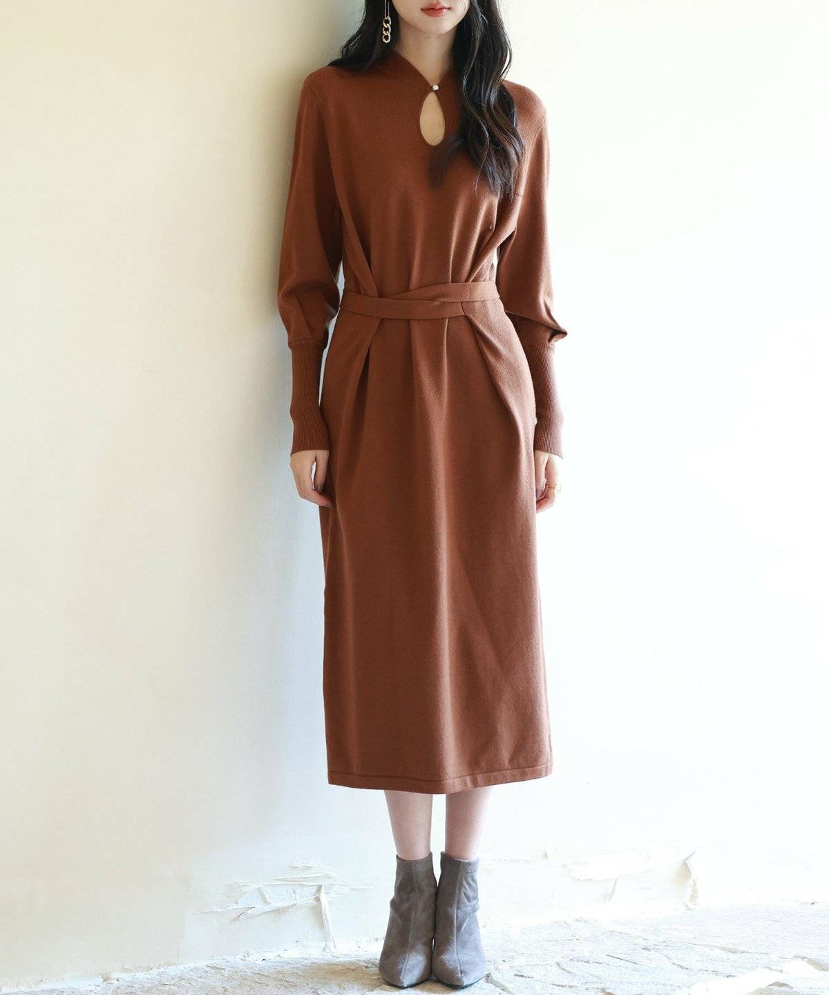 ワンピースコーデの女性