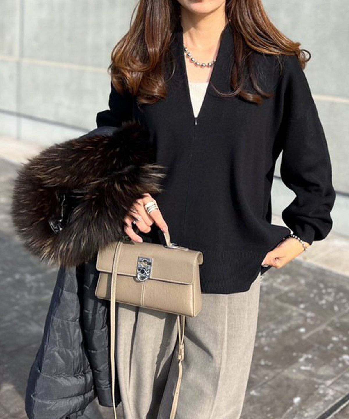 ニット×パンツコーデの女性