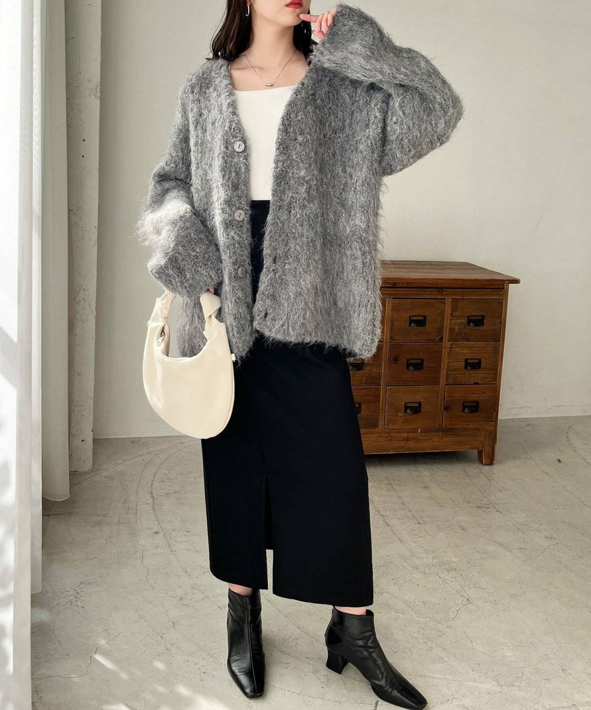 カーディガン×タイトスカートコーデの女性