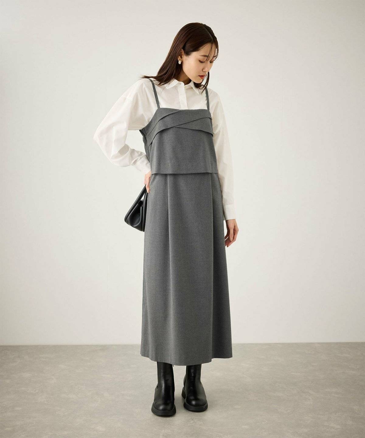 ワンピースコーデの女性