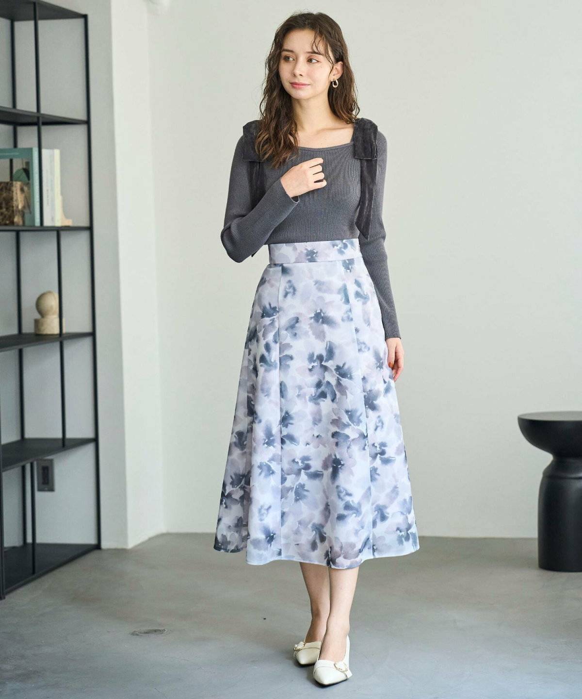 スカートコーデの女性