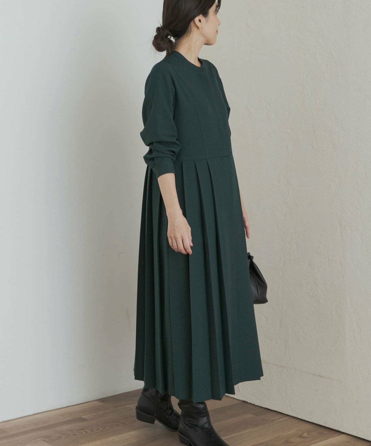 ワンピースコーデの女性