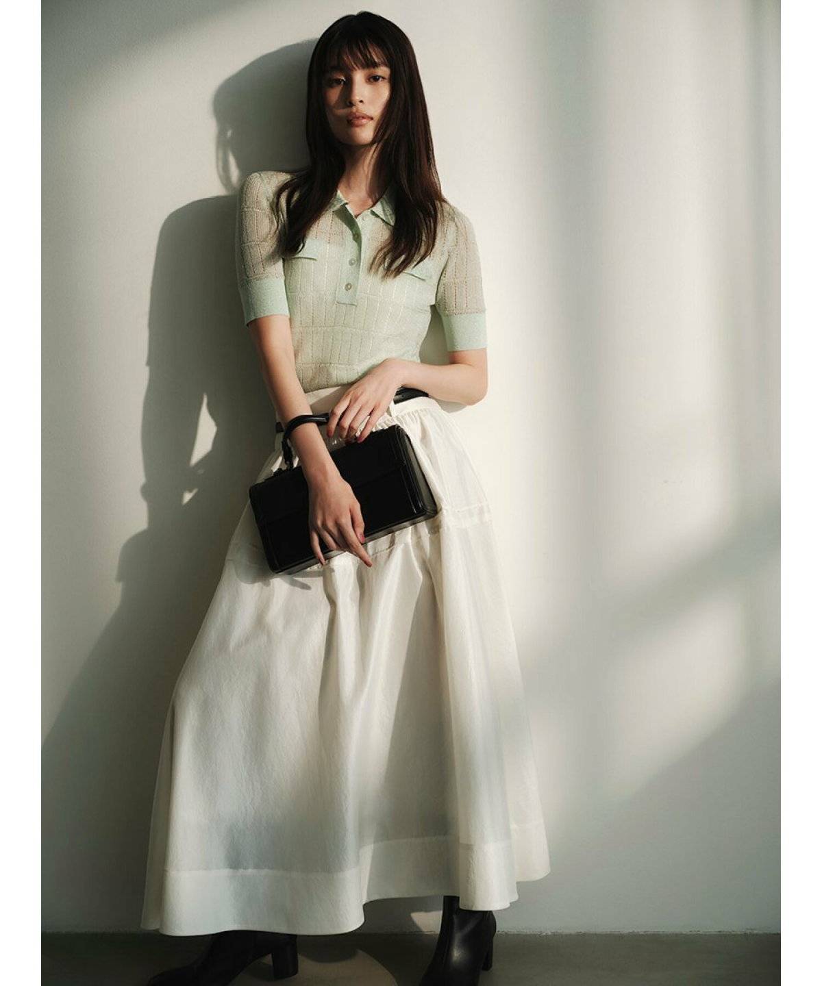 スカートコーデの女性