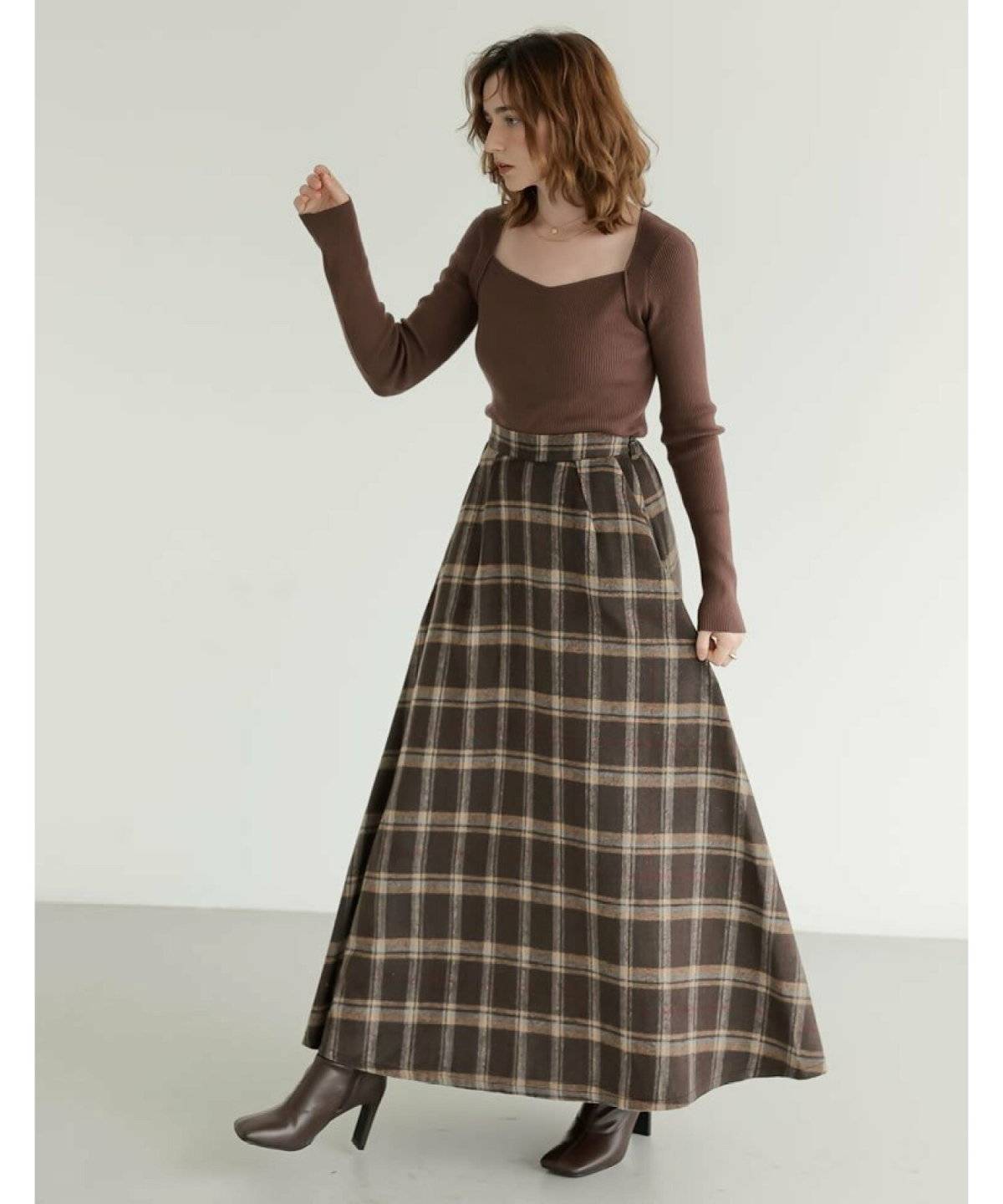 スカートコーデの女性