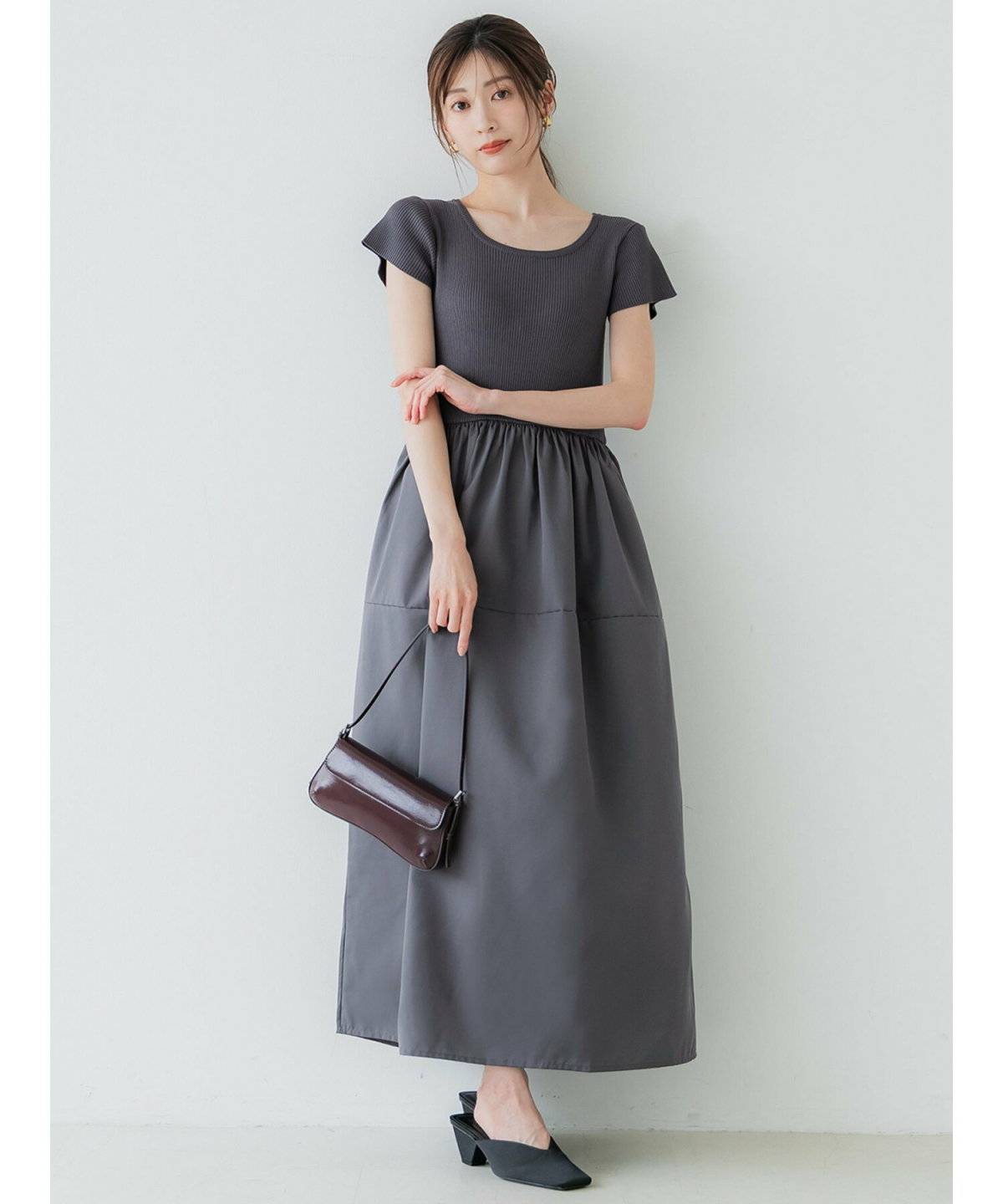 ワンピースコーデの女性