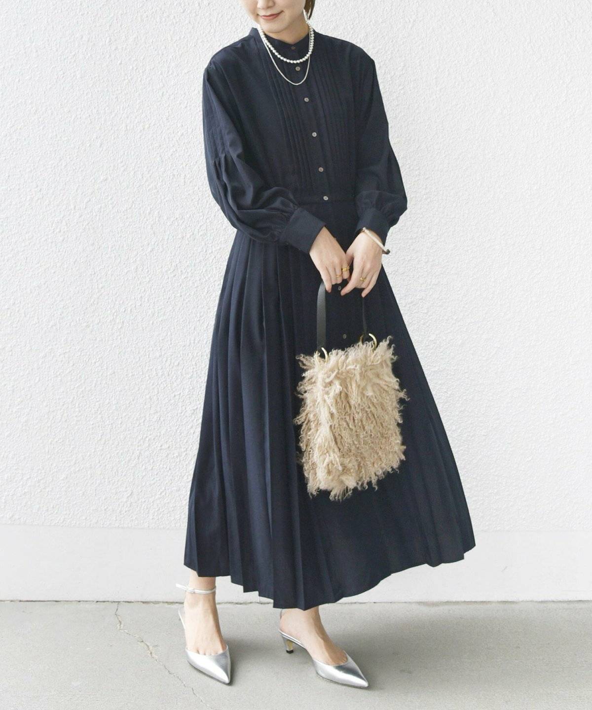 ワンピースコーデの女性