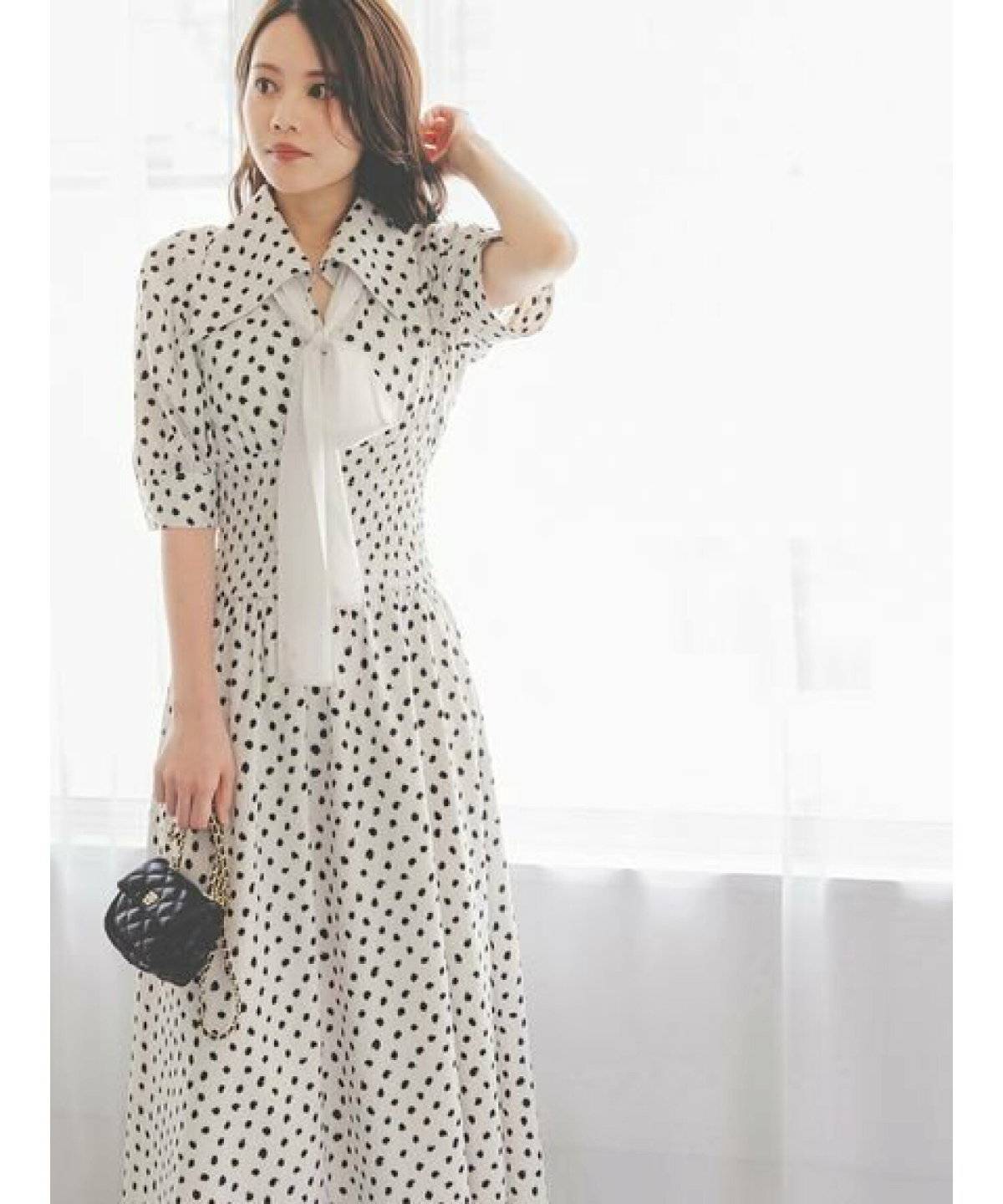 ワンピースコーデの女性