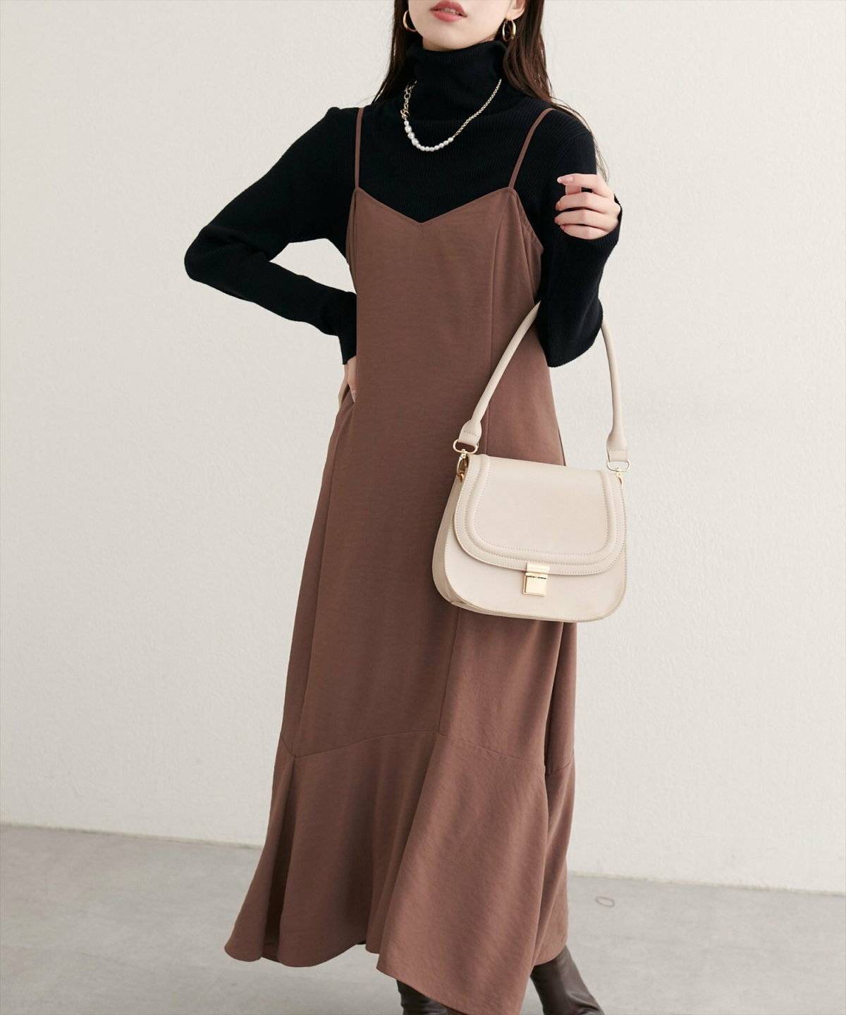 ワンピースコーデの女性