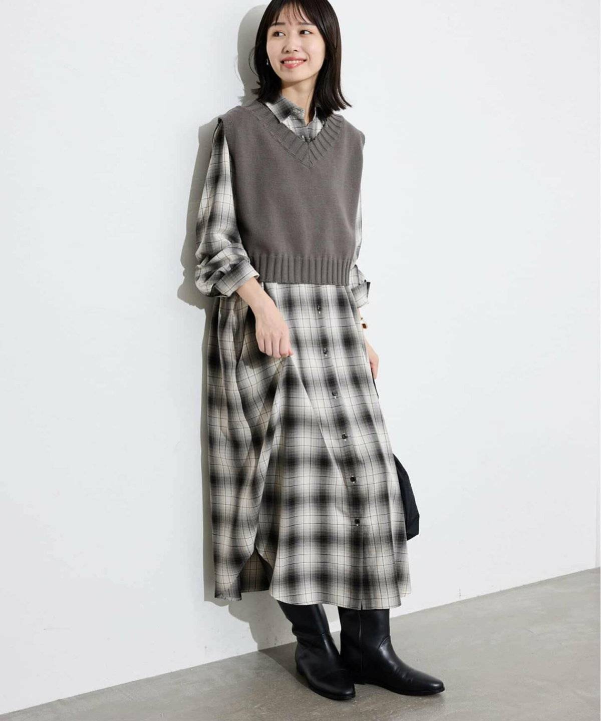 ワンピースコーデの女性