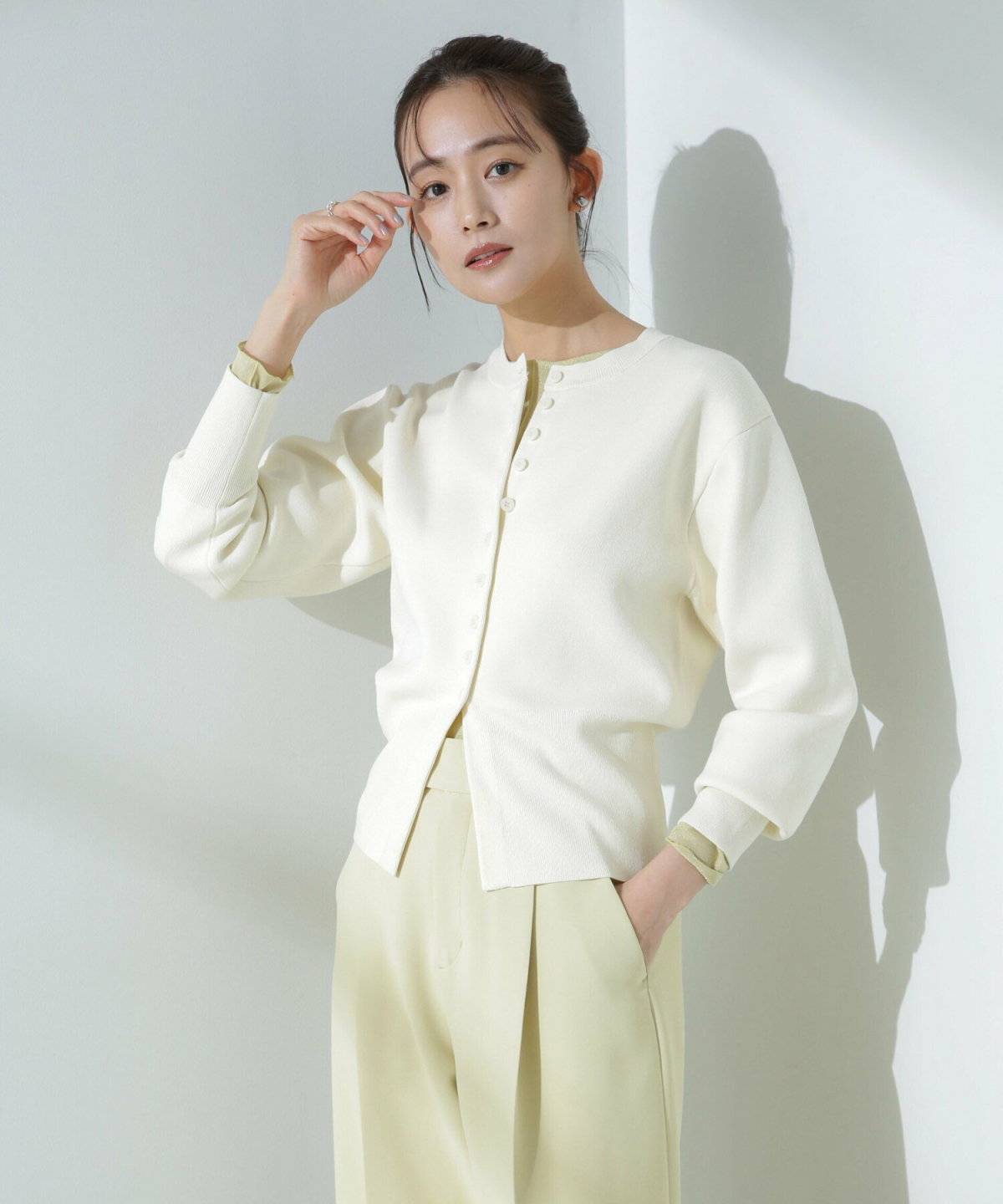 パンツコーデの女性