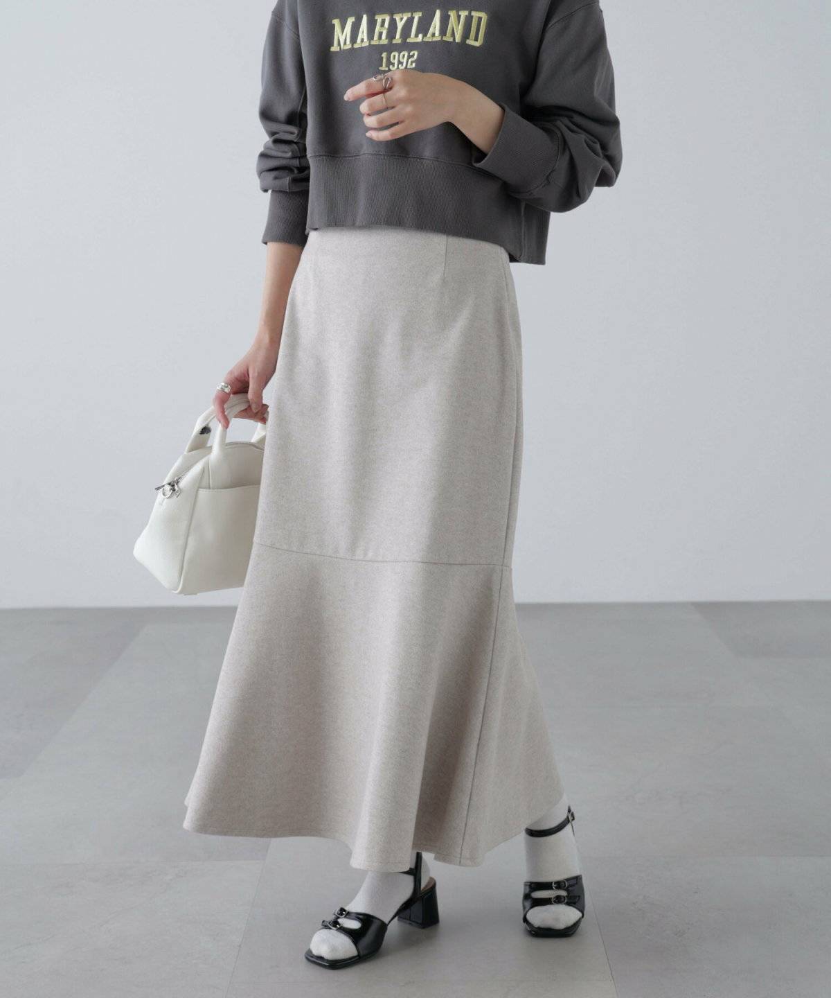 スカートコーデの女性