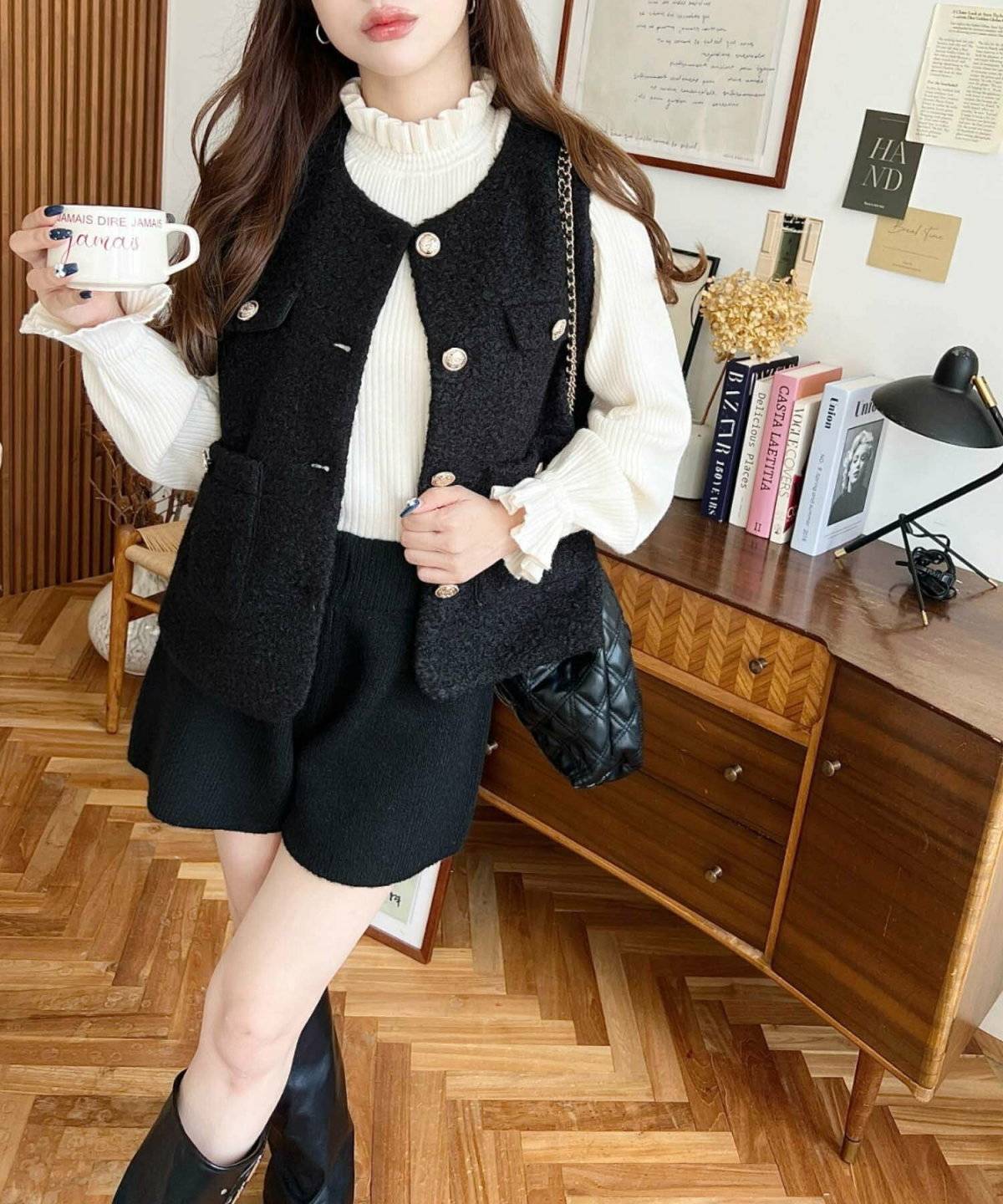 ショートパンツコーデの女性