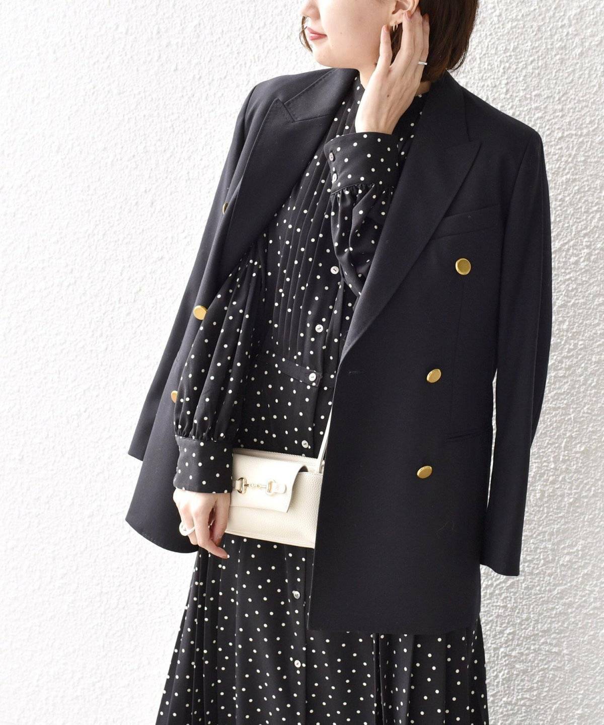 ワンピースコーデの女性