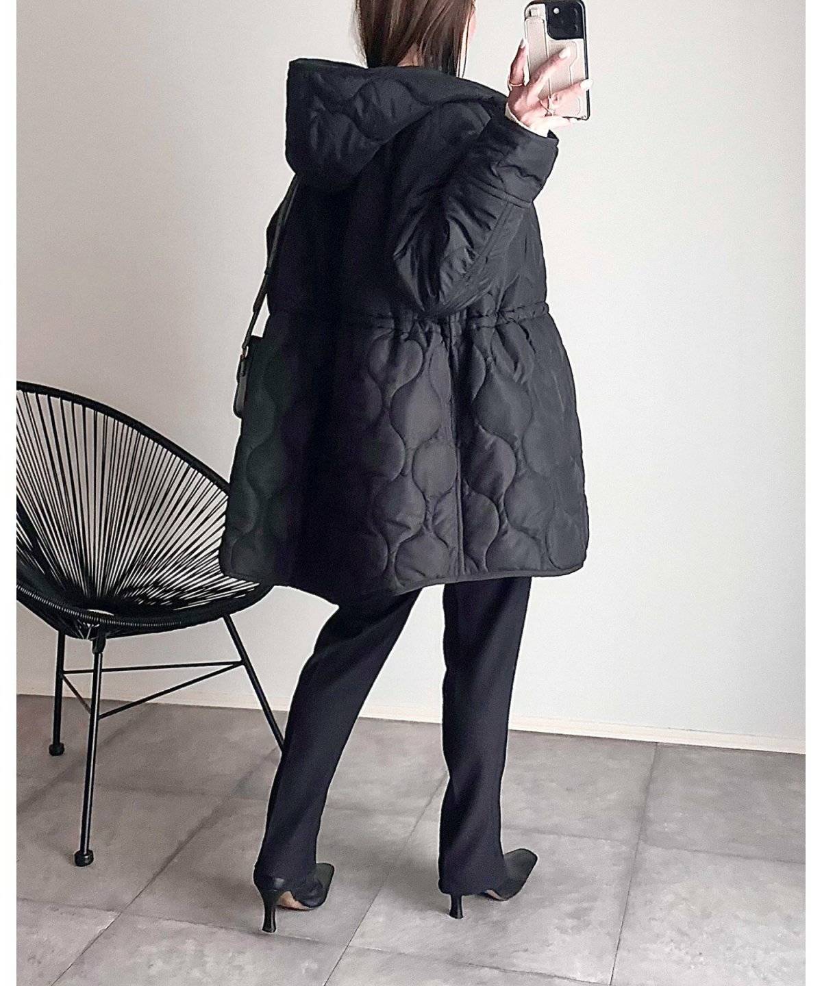 オールブラックコーデの女性