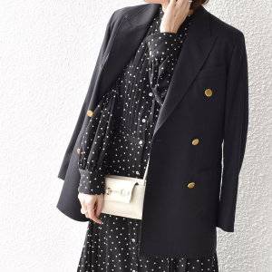  ワンピースコーデの女性 