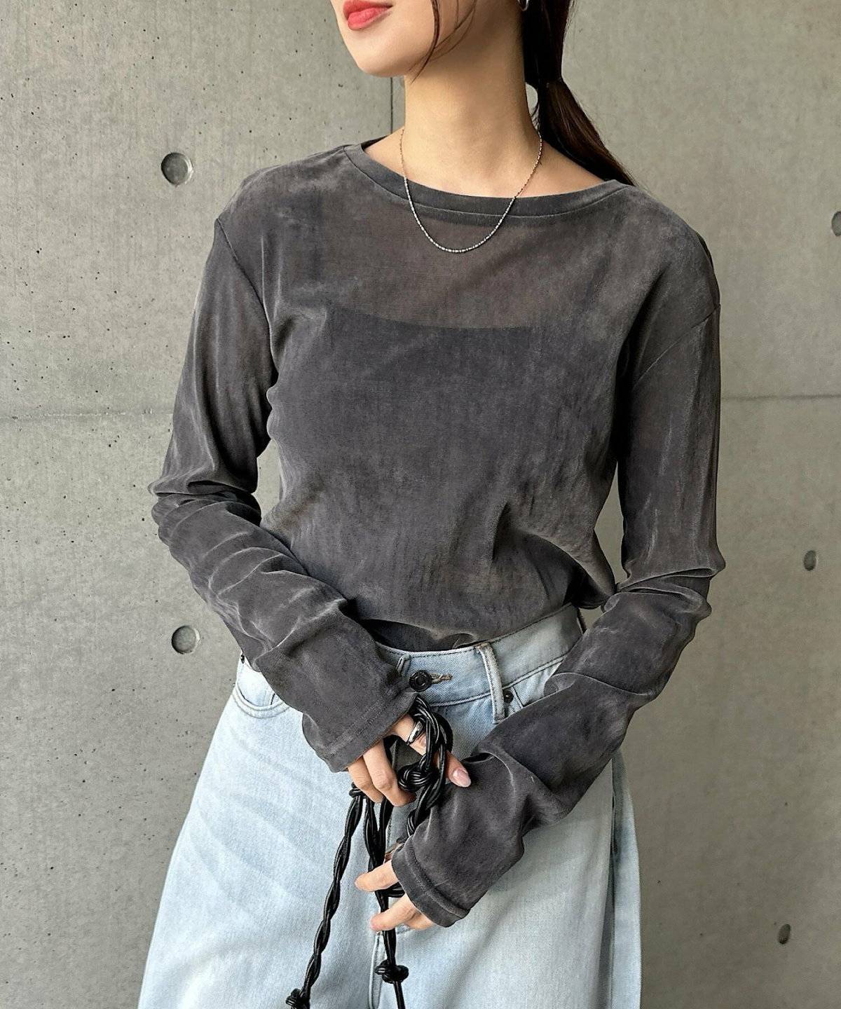 パンツコーデの女性