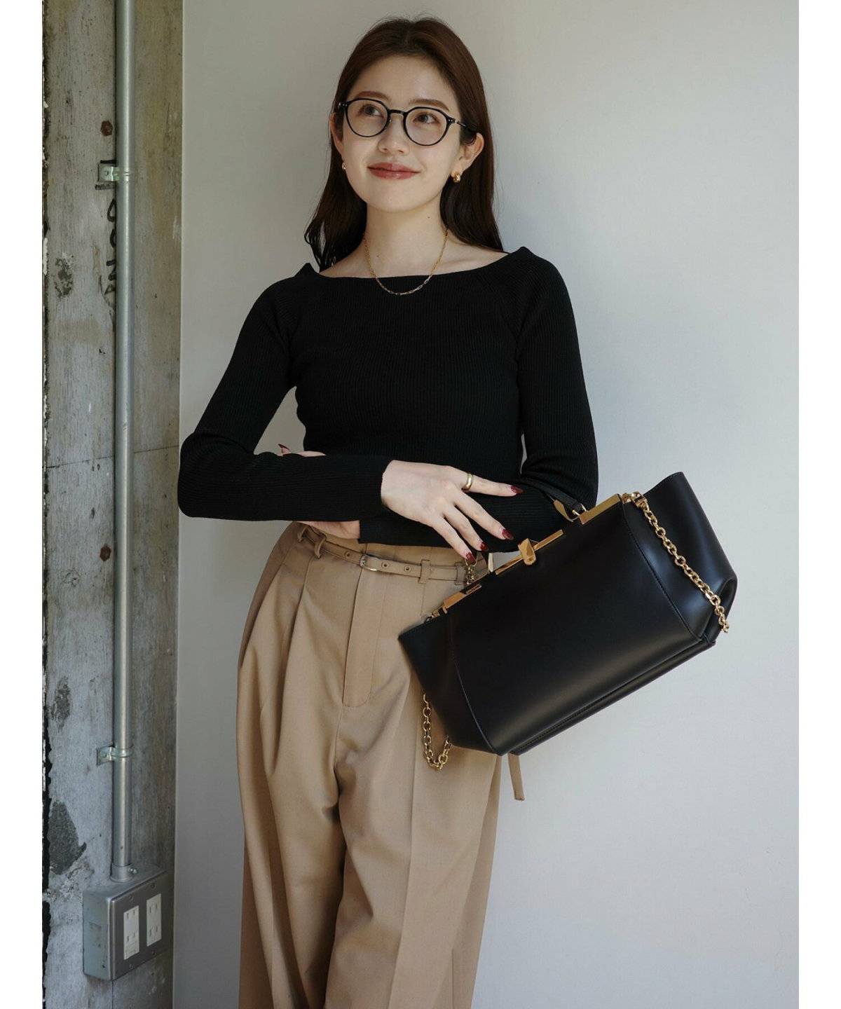 パンツコーデの女性