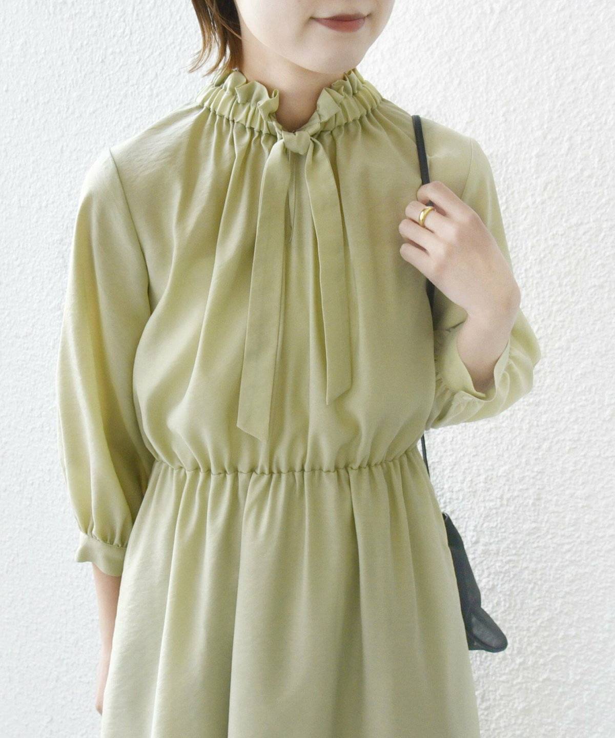 ワンピースコーデの女性