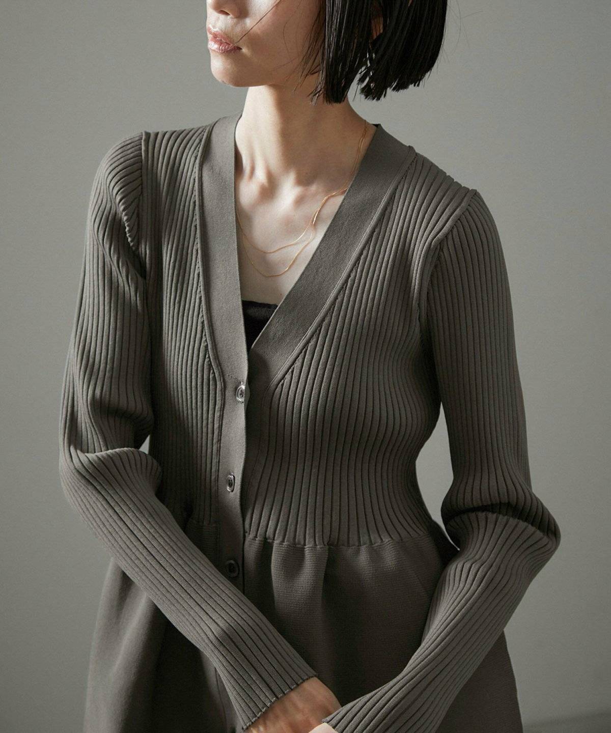 ニットコーデの女性