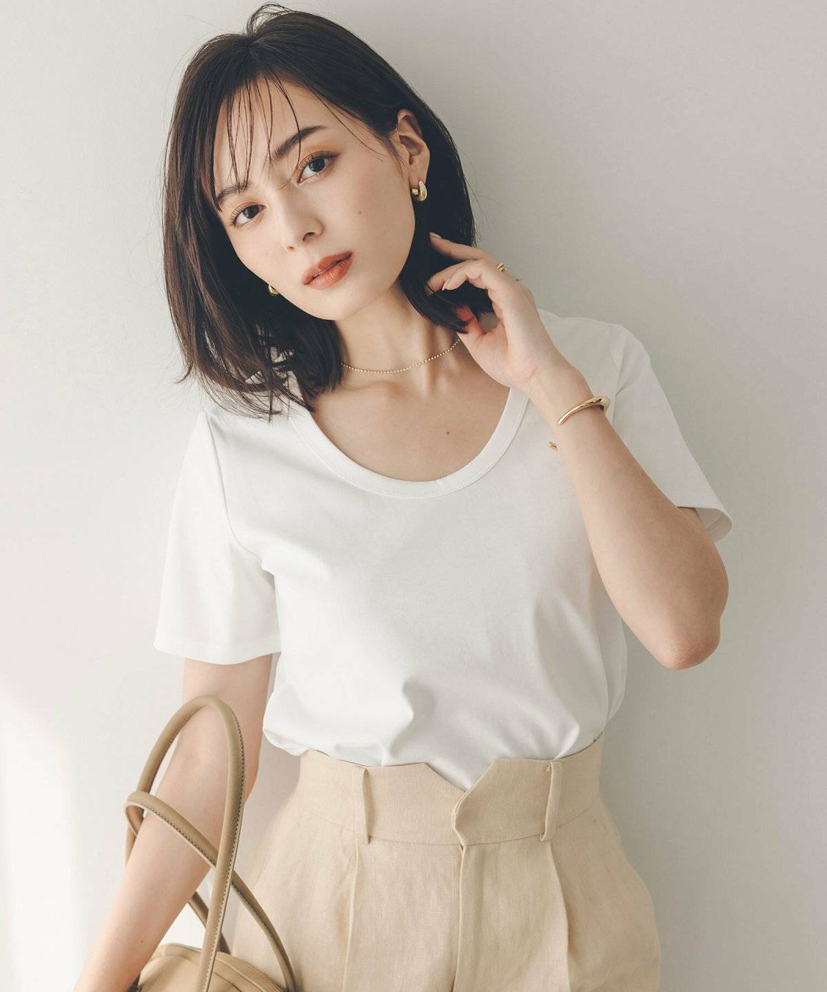 パンツコーデの女性