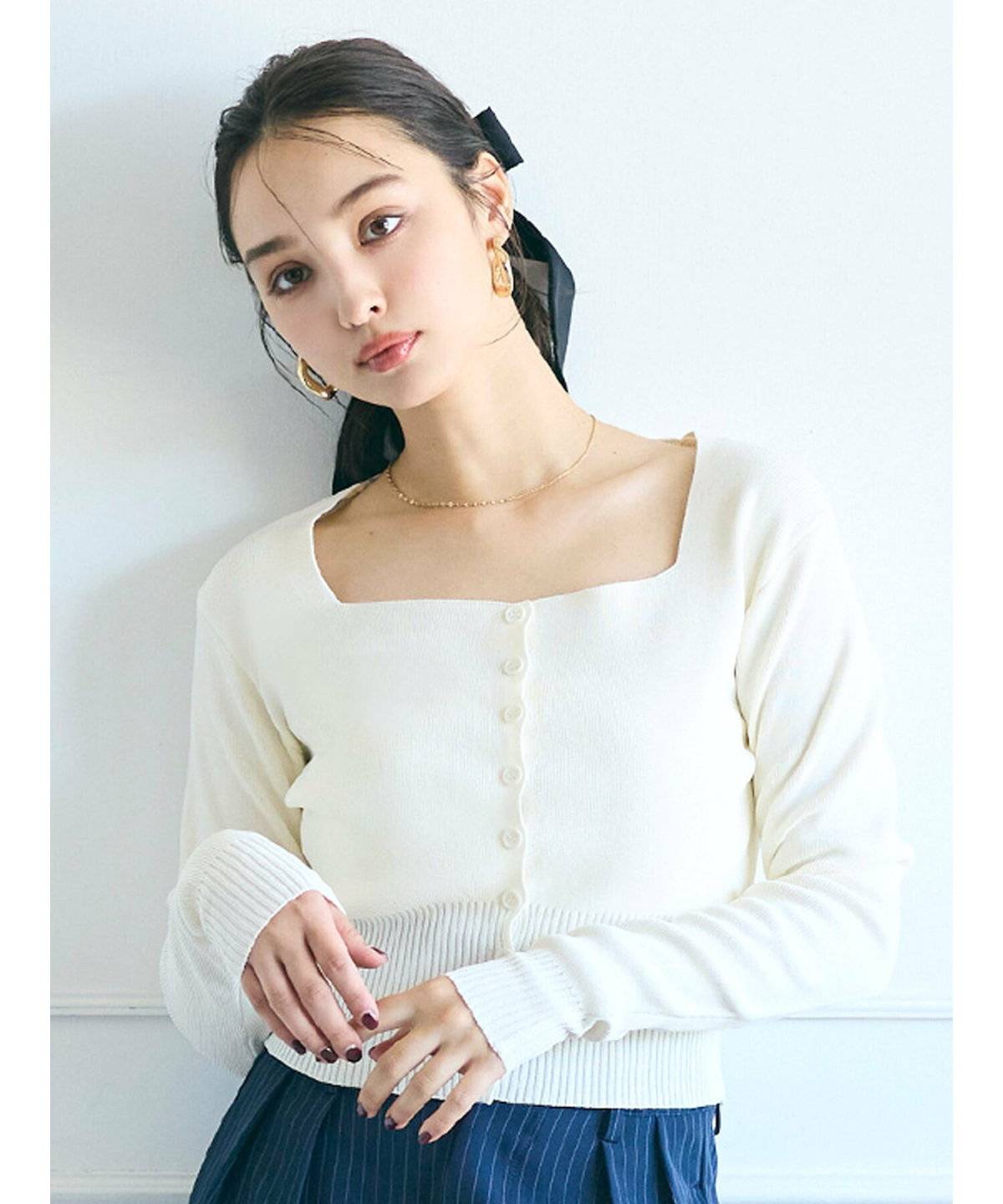 カーディガンコーデの女性