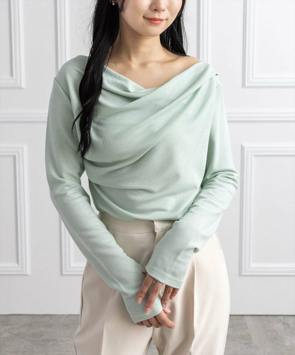 パンツコーデの女性