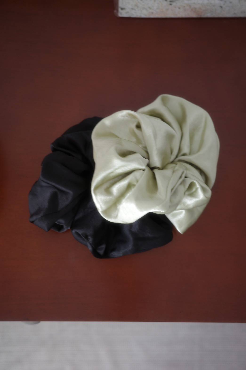 大ぶりサテンシュシュ