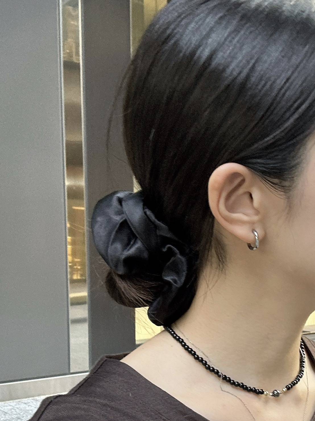 大ぶりサテンシュシュ着画