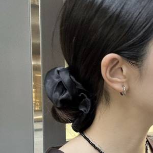 まとめ髪を可憐に仕上げる♡大人の魅力を自然に引き出す「サテンシュシュ」